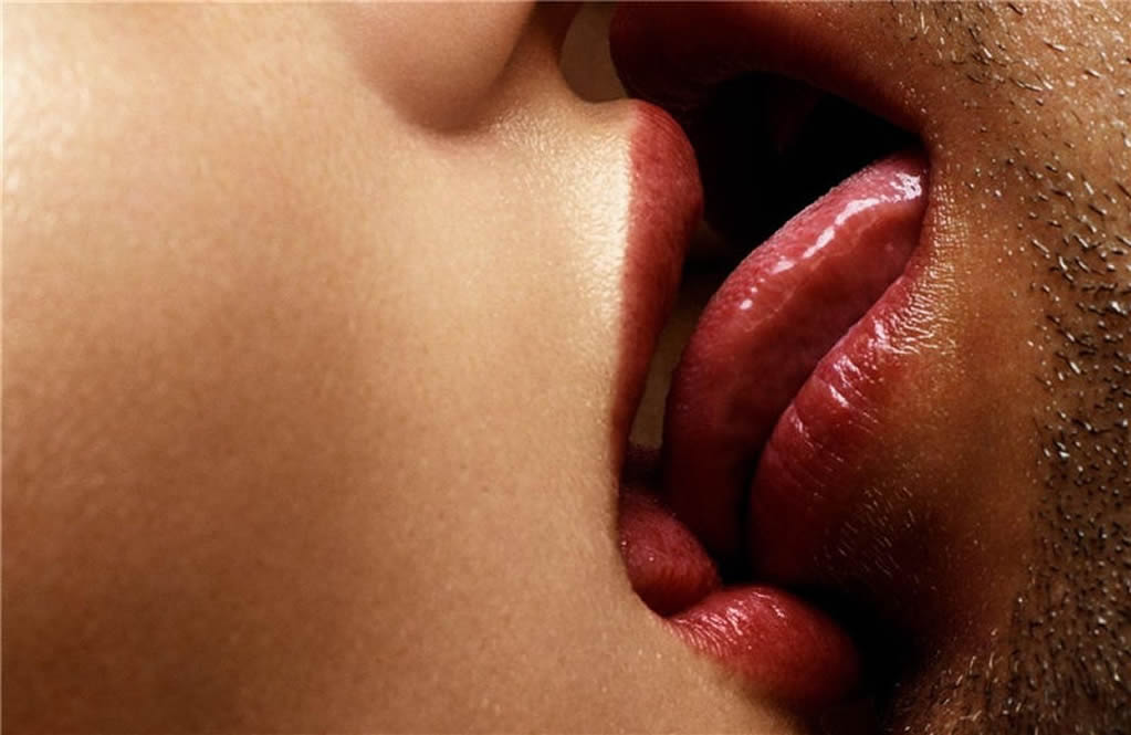 Девушка лижет губы. Поцелуй с язычком. Сочный поцелуй. Страстный поцелуй. Страстные губы.